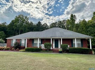 104 Cumberland Ln, Rainbow City, AL 35906