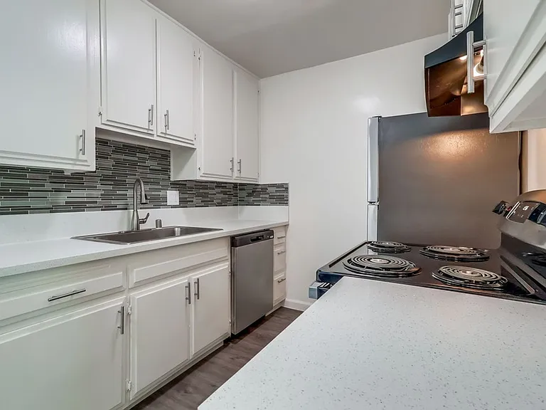 333 W Queen St #1 — Photo 7
