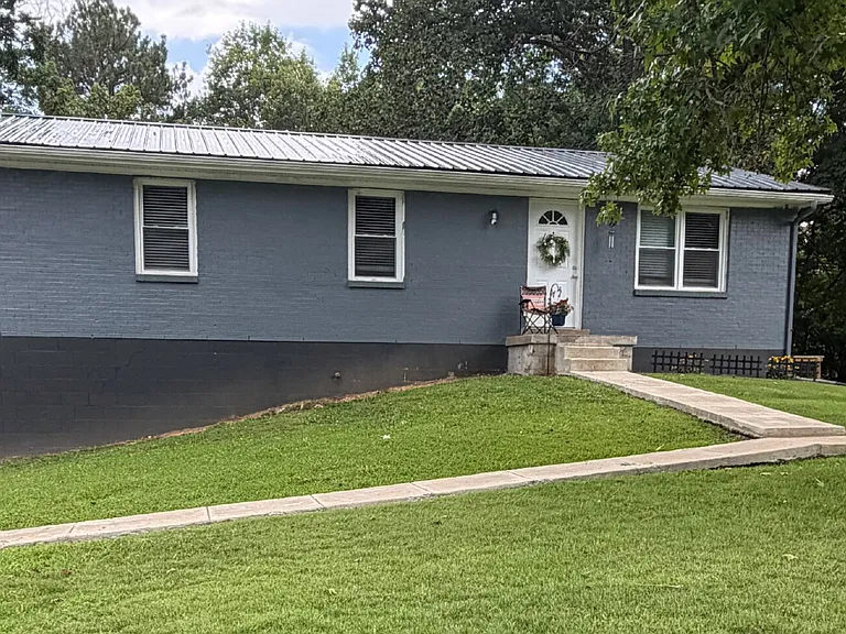 726 Lafayette Rd — Photo 1