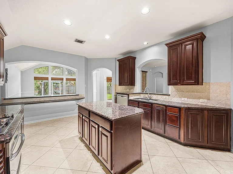 802 Floriencia St — Photo 17