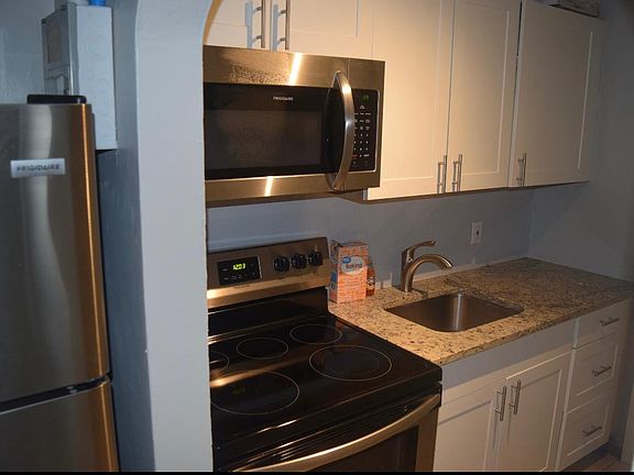 5th image of 301 SW 8th St APT 1