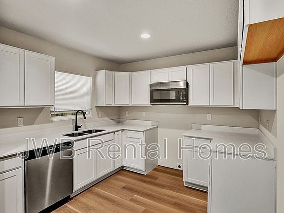 2nd image of 2047 Prospect St