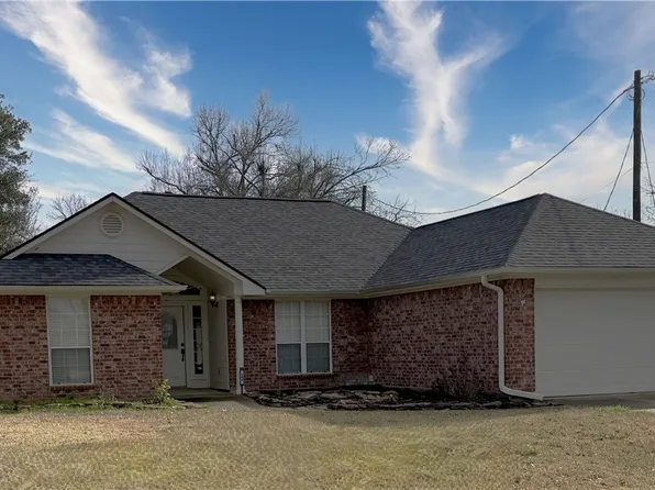 104 N North Hills Cir W, Franklin, TX 77856