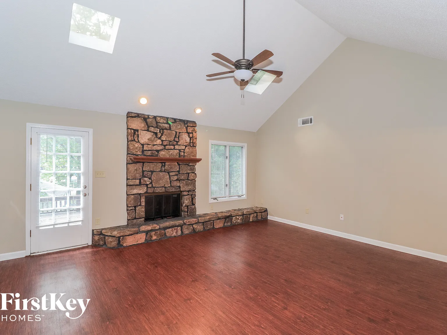 4 bed, 2.0 bath, 2118 sqft, $1,820 — Photo 3
