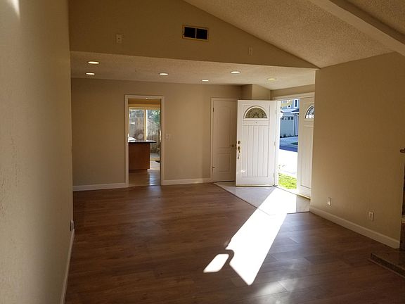 5th image of 537 Pine Wood Ln