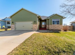 306 Jeannie Ln, Harrisburg, SD 57032