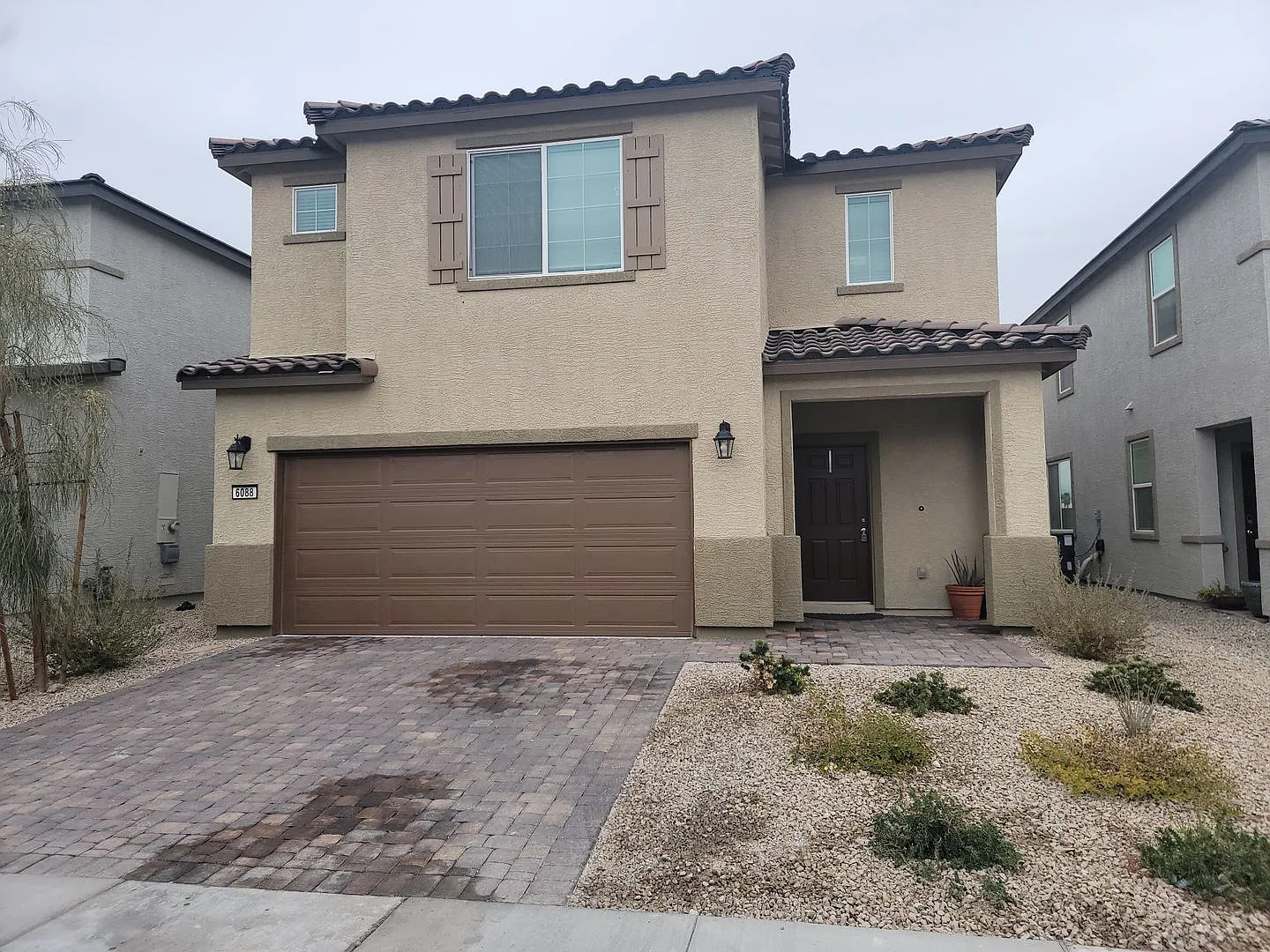 Amazing 4 Bedroom, 3 Bath Home. in Gated Community — Photo 2