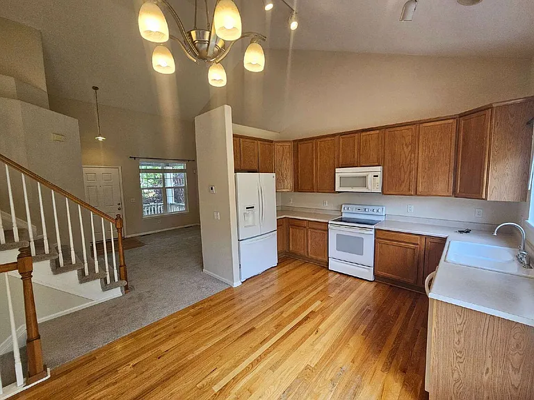 1124 W Mulberry Ln — Photo 4