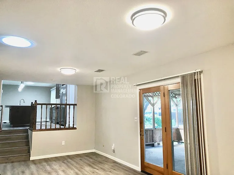752 Oxford Ln — Photo 9