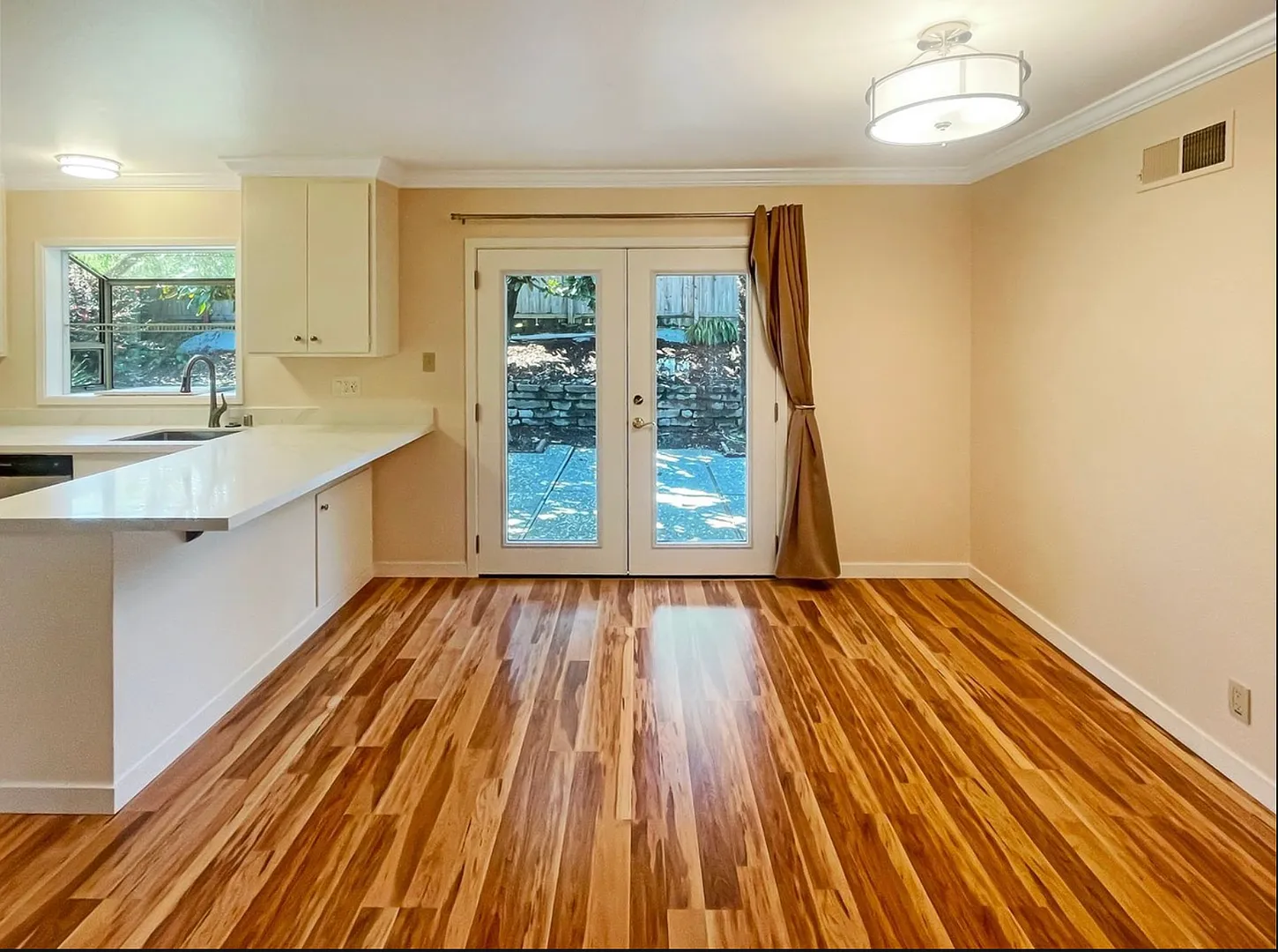 Beautifully updated 3-bedroom, 2-bath single-level home in Central Location — Photo 2