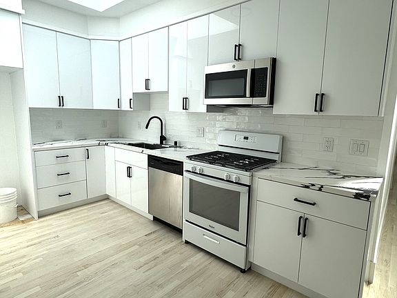 2nd image of 1025 Hampshire St Unit B