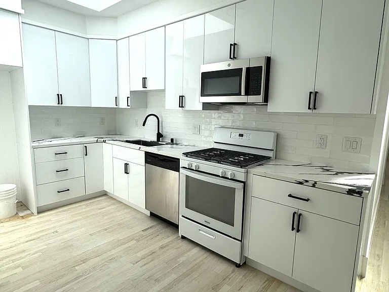 1025 Hampshire St #B — Photo 2