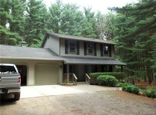 2225 Spruce Rdg, Howell, MI 48855