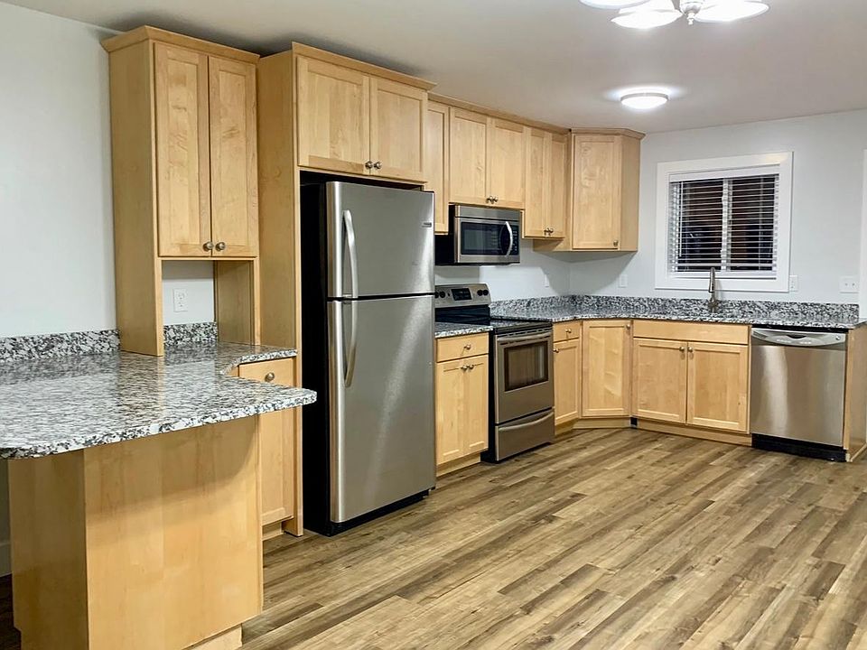 Bar height countertop for seating at the kitchen
