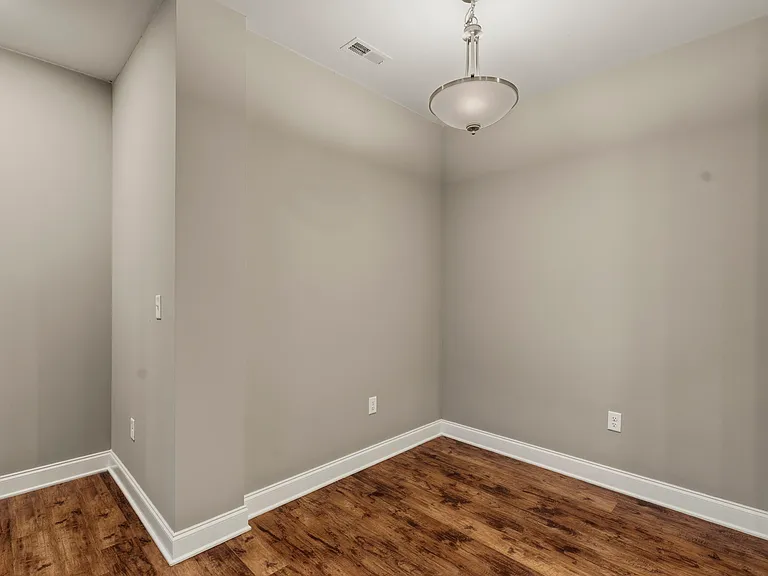 Mount Victor Olde Towne Luxury Apartments — Photo 127