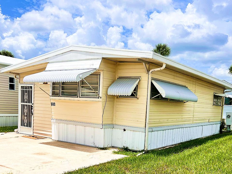 1/1 sleeps 2 with Florida room includes washer and dryer/ // Short or Long term vacation community.