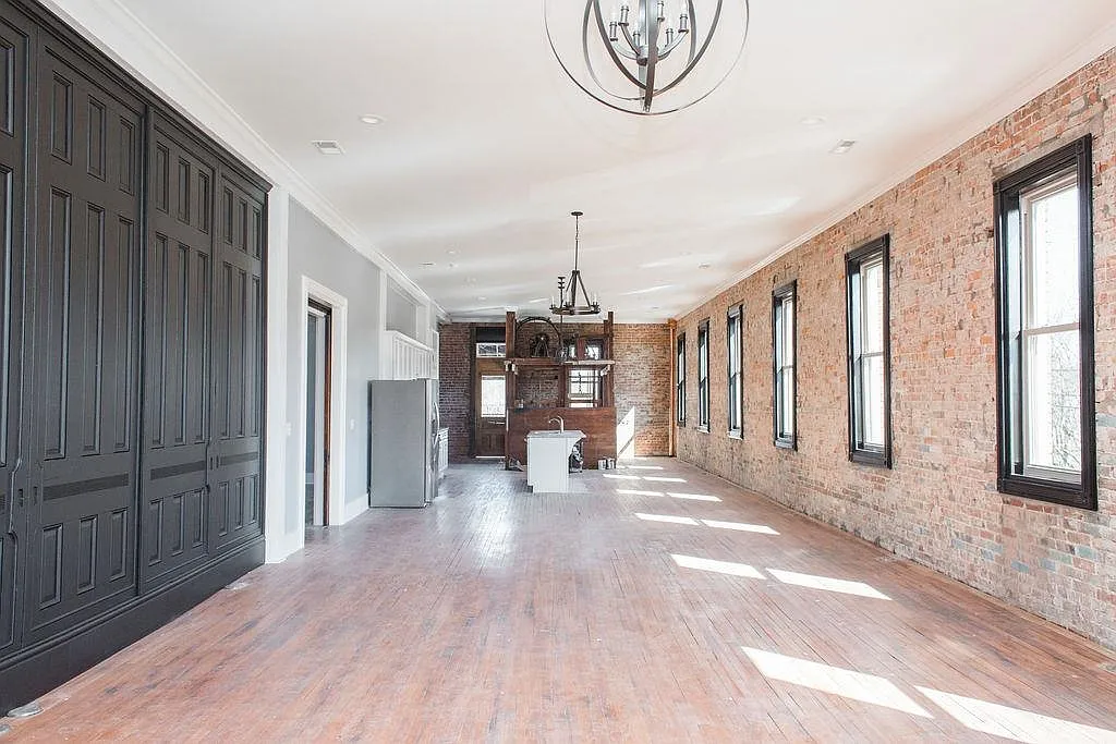 2 bed, 4000 sqft, $1,900 — Photo 1