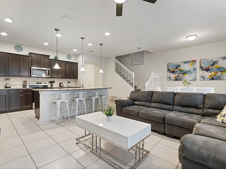 2428 Dubai St — Photo 2