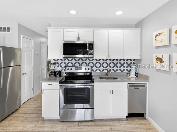 40 Folly Field Rd APT B215, Hilton Head Island, SC 29928