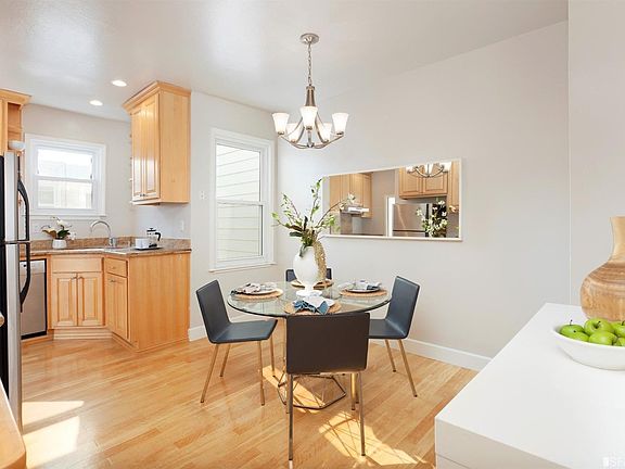 3rd image of 33 Moulton St