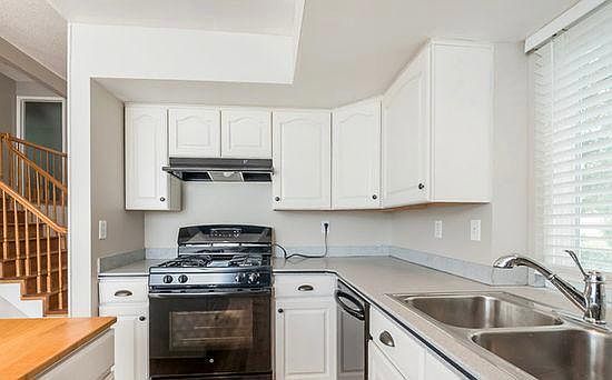 2nd image of 514 E 114th Pl