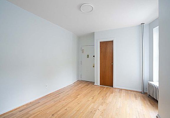 5th image of 332 E 72nd St #2E