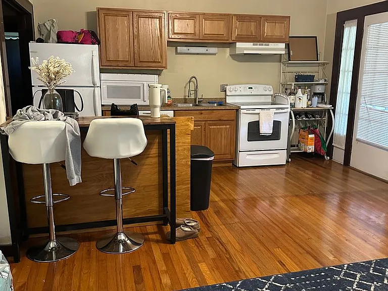 Beautiful downtown quad. 1 and 2 bed units available now. Pets allowed. — Photo 12