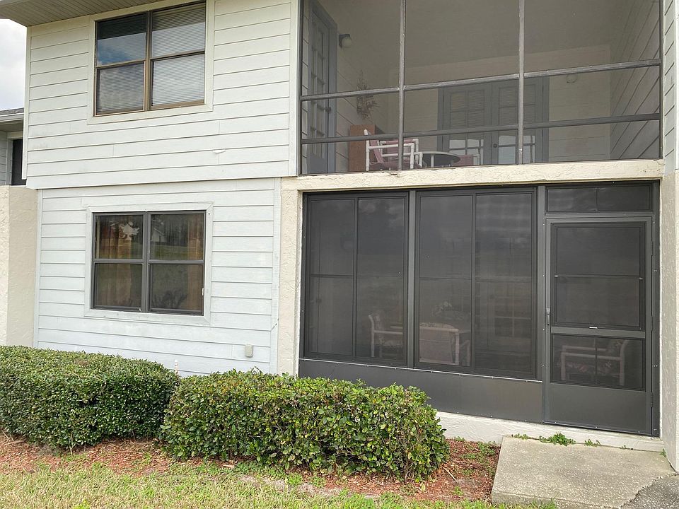 Outside view of screen / vinyl window porch...