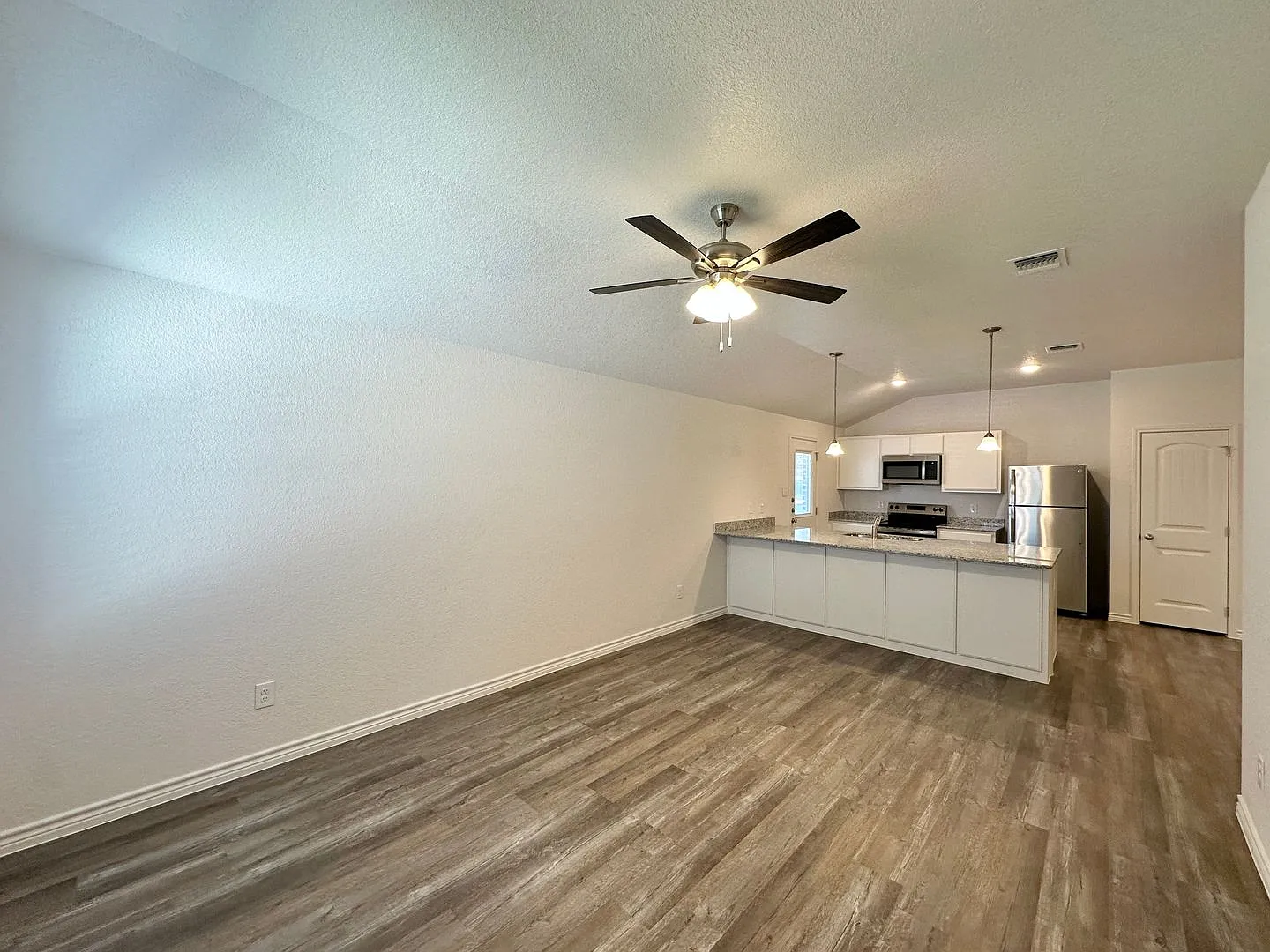 121 Dolphin — Photo 2