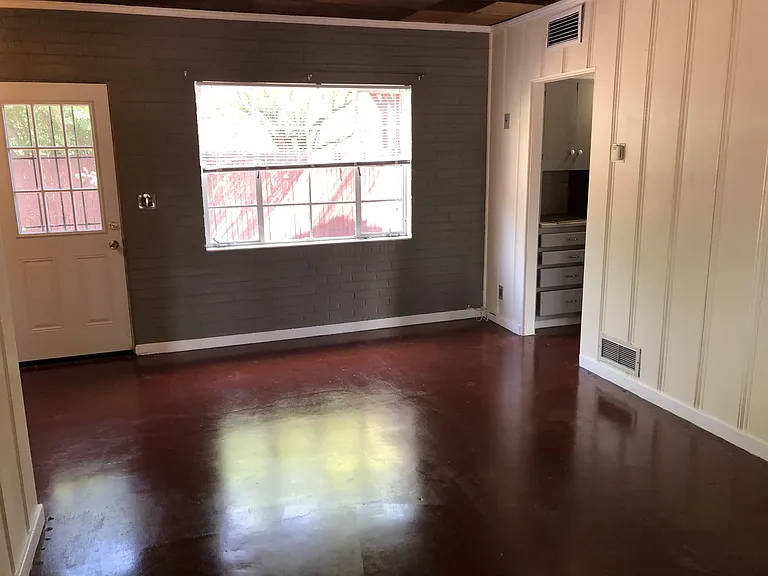 1343 E 9th St — Photo 12