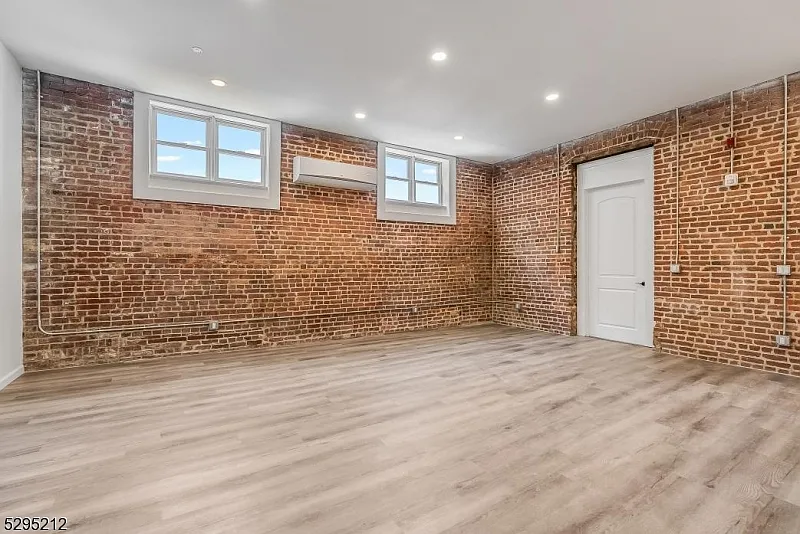 2 bed, 1.0 bath, 1465 sqft, $2,500 — Photo 3
