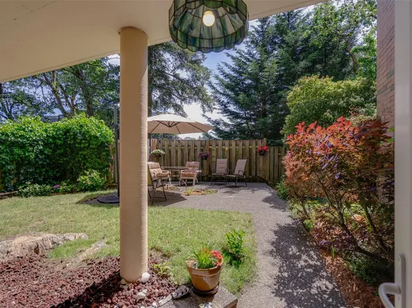 4030 Quadra St #103, Saanich, BC V8X 1K2