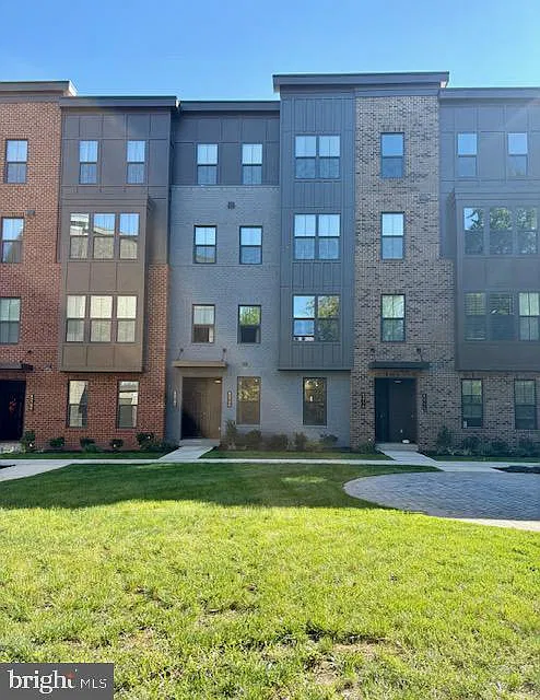 3 bed, 2.5 bath, 1610 sqft, $3,300 — Photo 2