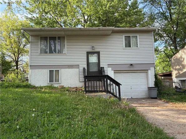 18200 E Lexington Rd, Independence, MO 64058