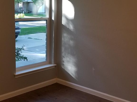 5th image of 111 Stratmore Dr