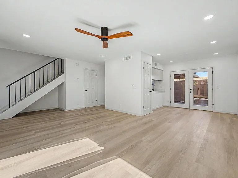 1812 W Village Way — Photo 4