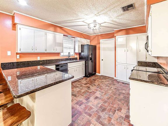 4th image of 1315 Park Dr