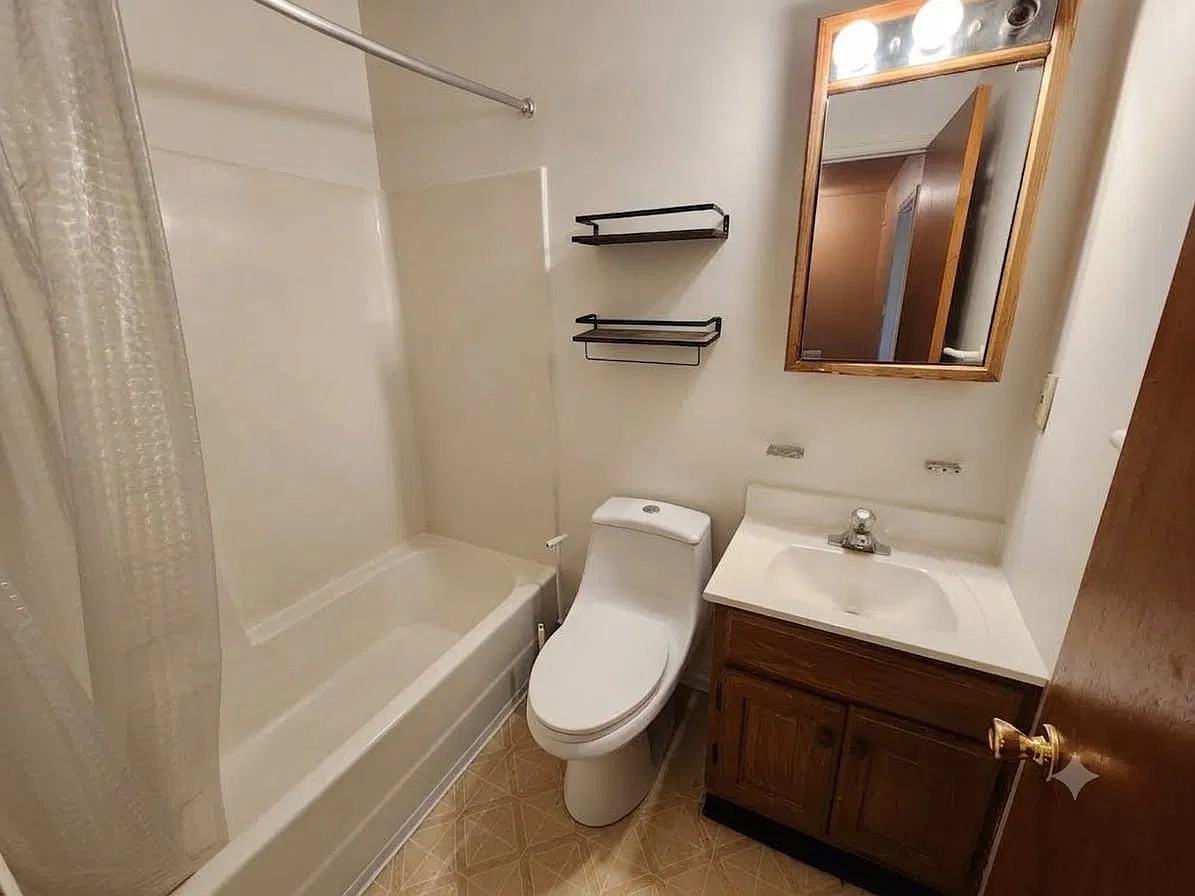 3 bed, 1.5 bath, 1075 sqft, $2,150 — Photo 3