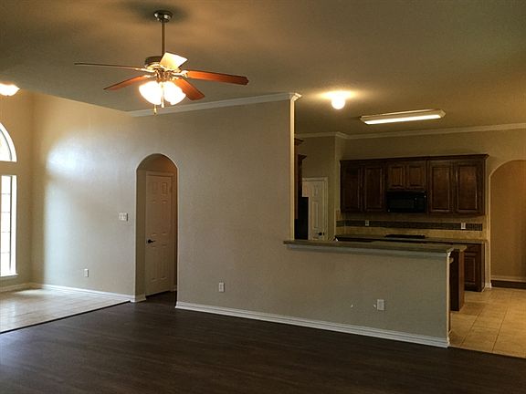 3rd image of 1112 Lakeside Dr