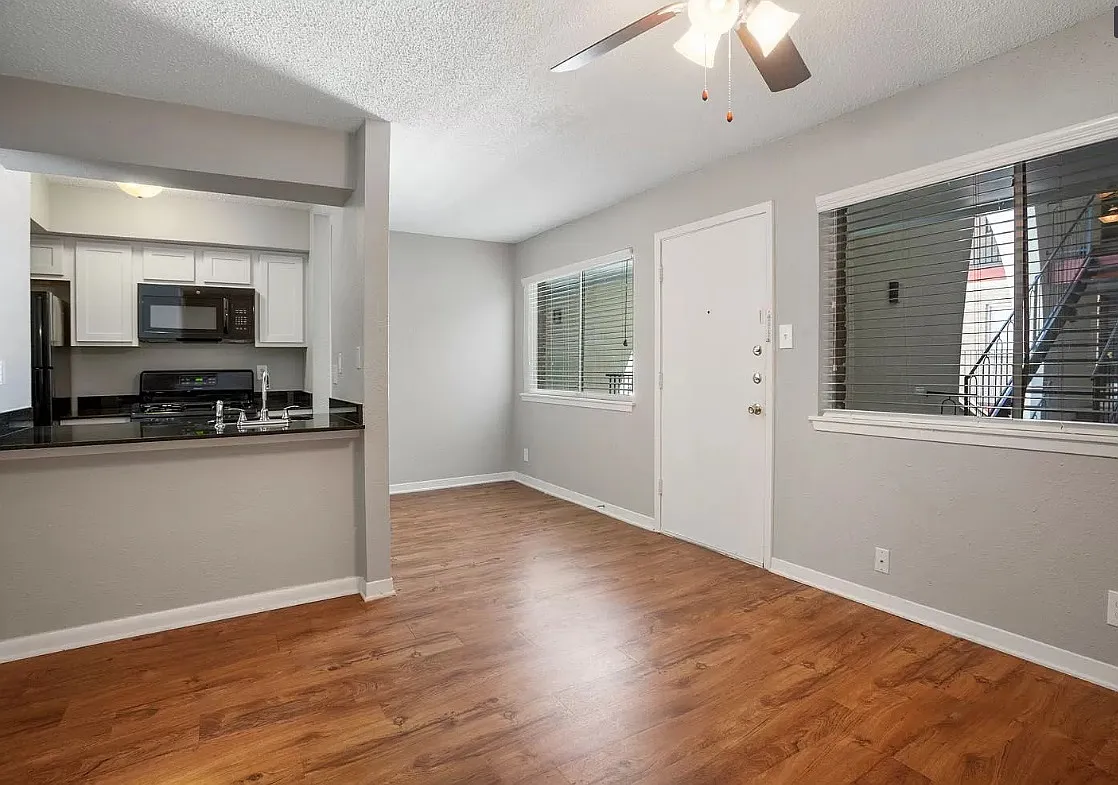 2 bed, 900 sqft, $1,699 — Photo 3