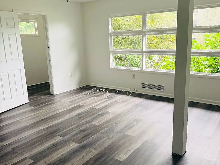 913 Nott St — Photo 18