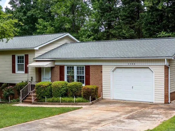 1199 Courtney Dr, Hickory, NC 28602
