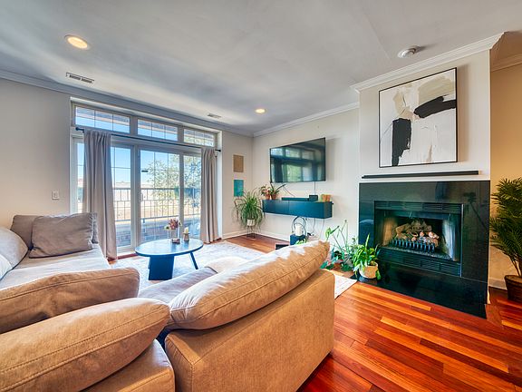 3rd image of 1347 N Ashland Ave APT 1N