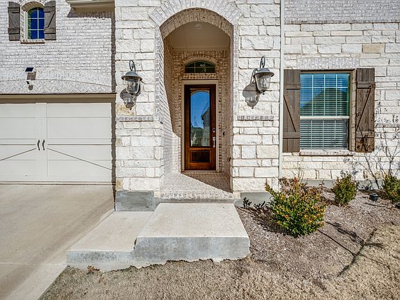 3rd image of 305 Driftwood Ln