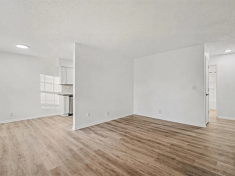 1610 E Kansas City — Photo 4