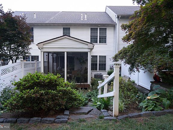 5th image of 628 Crestgate Pl