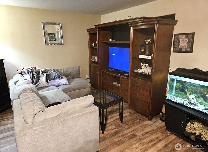 5th image of 9124 Lewis NE
