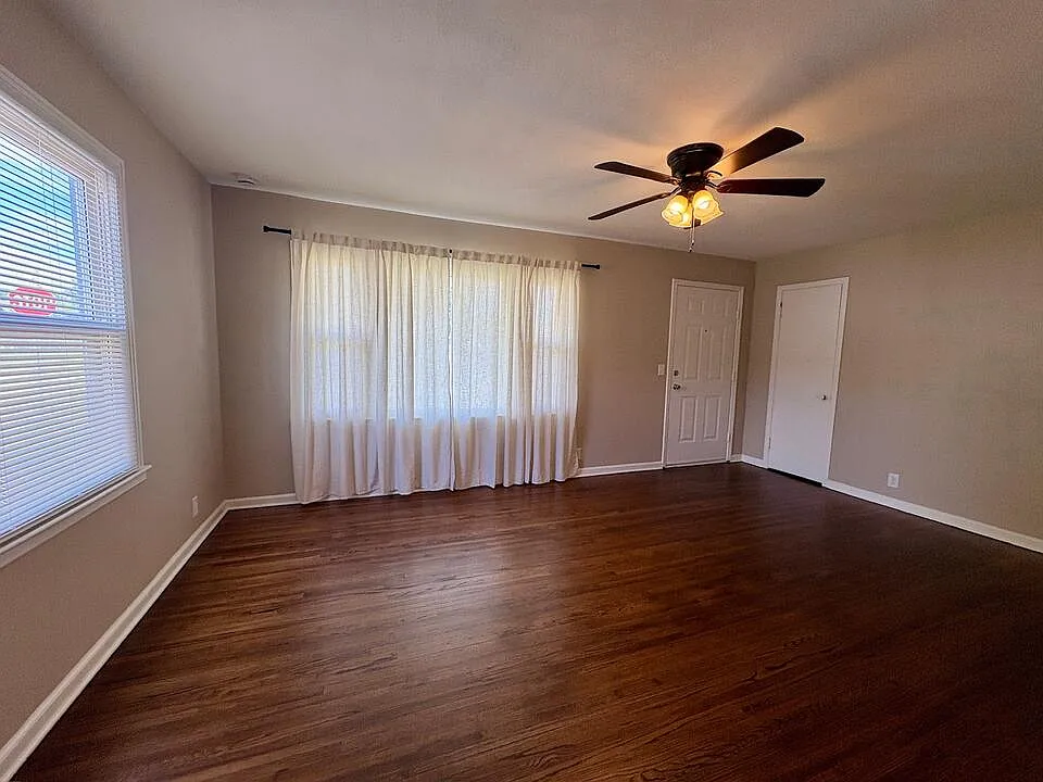 3 bed, 942 sqft, $1,050 — Photo 3