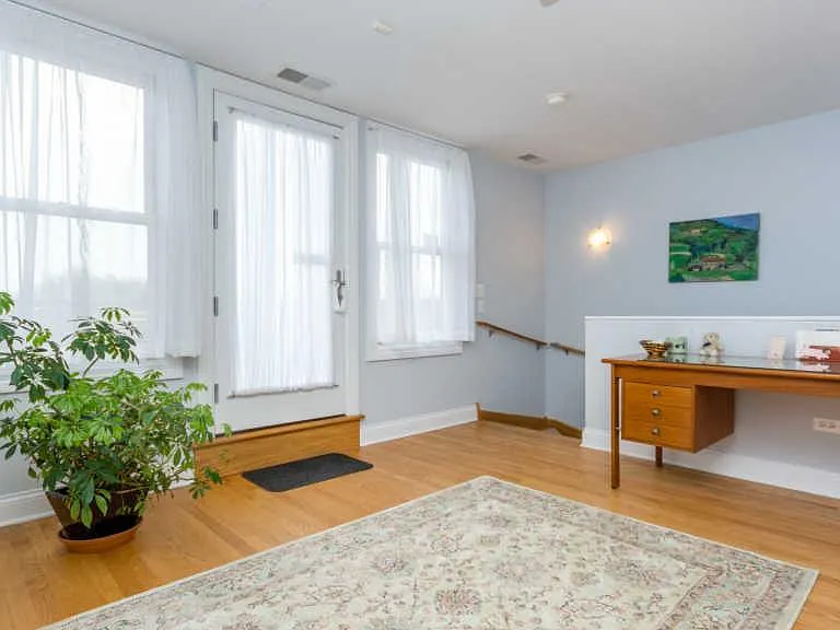 4113 N Southport Ave — Photo 36