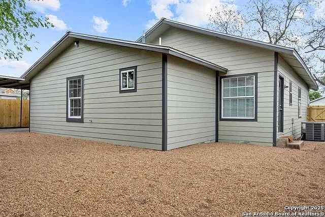 3 bed, 2.0 bath, 1602 sqft, $1,900 — Photo 2